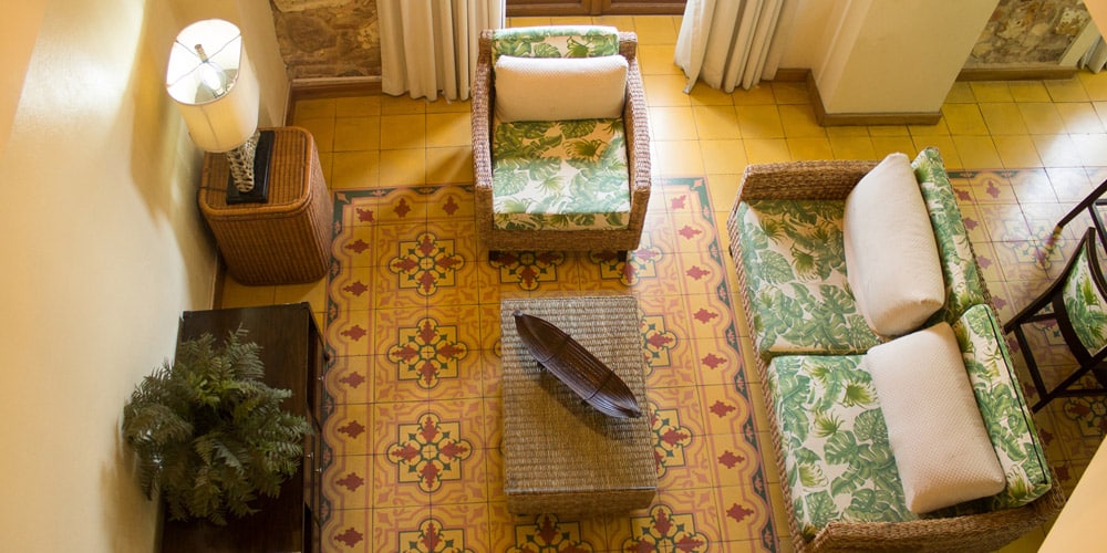 Suite Arco Chato hermosos pisos de mosaico debajo de la sala de estar en el Hotel Casa Antigua
