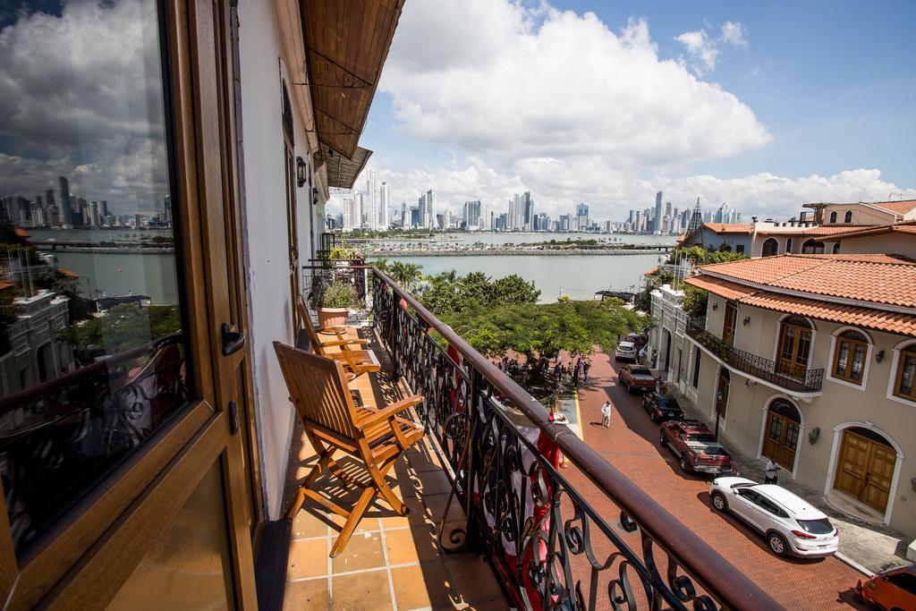 Balcón con sillas con vista al horizonte de la ciudad de Panamá en el Hotel Casa Antigua