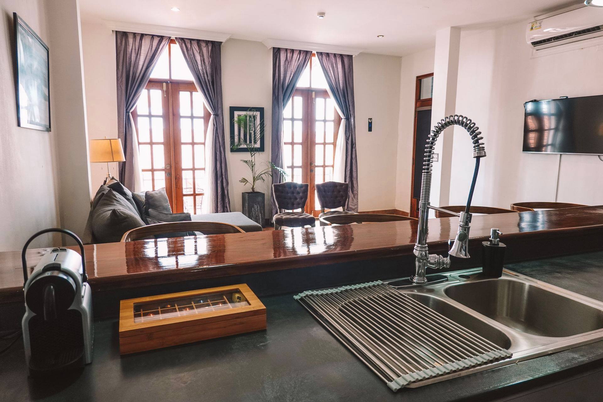 cocina y sala de estar de un apartamento en La Isabela Suites