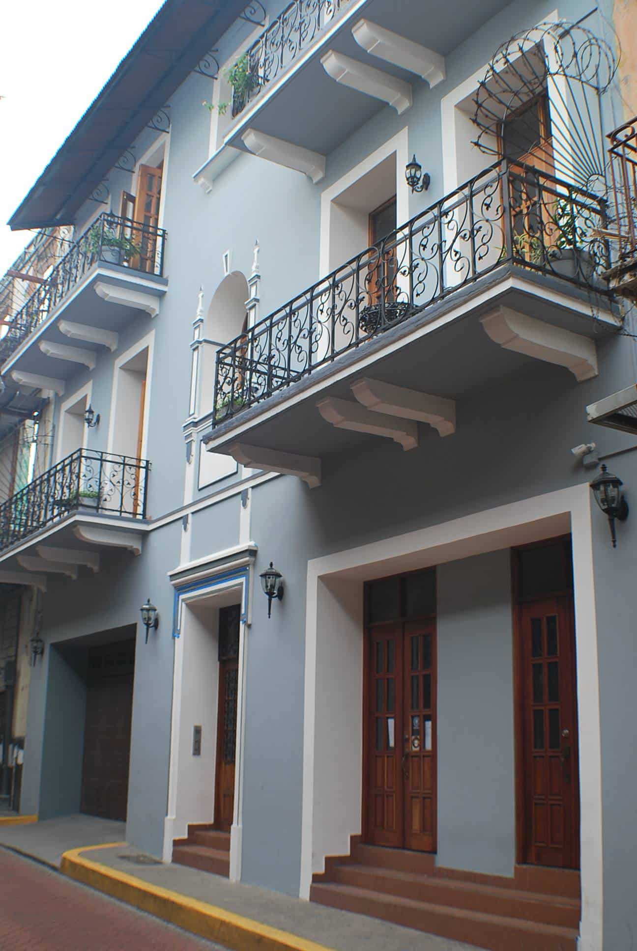 Balcones exteriores de La Isabela Suites en Casco Viejo Panamá