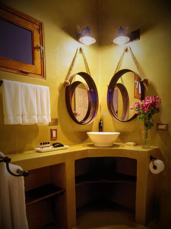 lavabo con espejos y toallas de La Isabela Suites