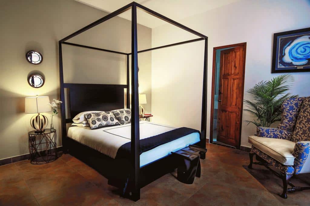 Habitación con cama con dosel en La Isabela Suites