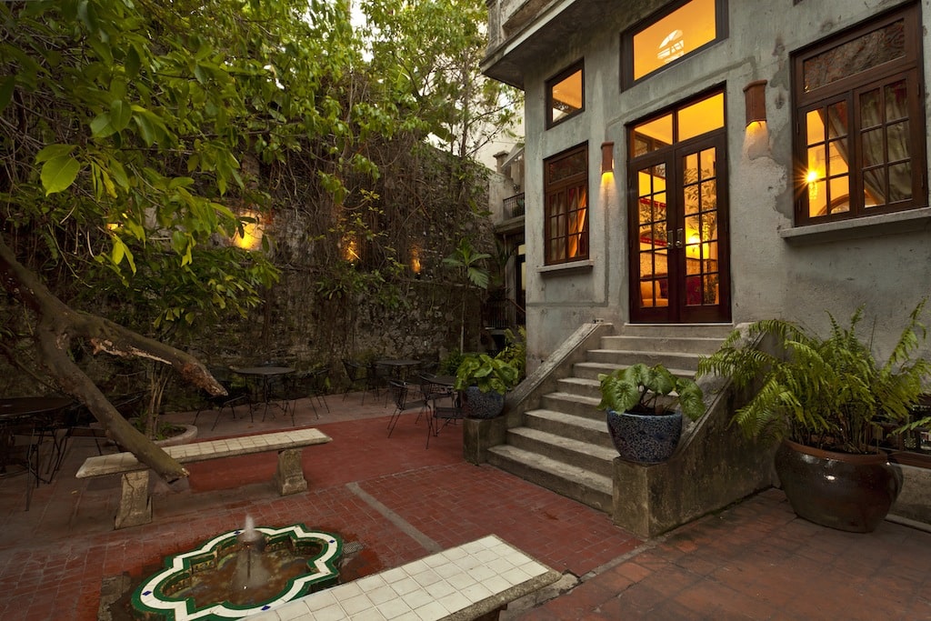 Patio interno con plantas en el Hotel Las Clementinas