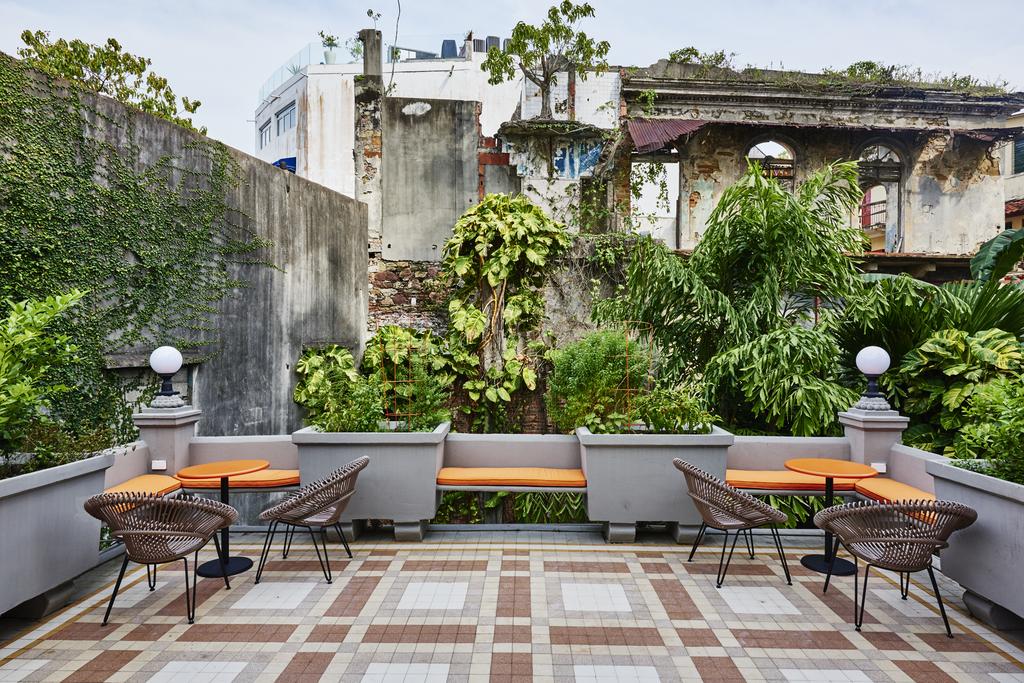 Patio interno con plantas en el Hotel Las Clementinas