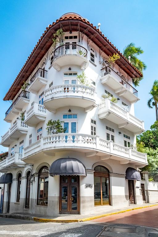 Las Clementinas Hotel tiene su propio edificio en la esquina de la Calle 11 y la Avenida B