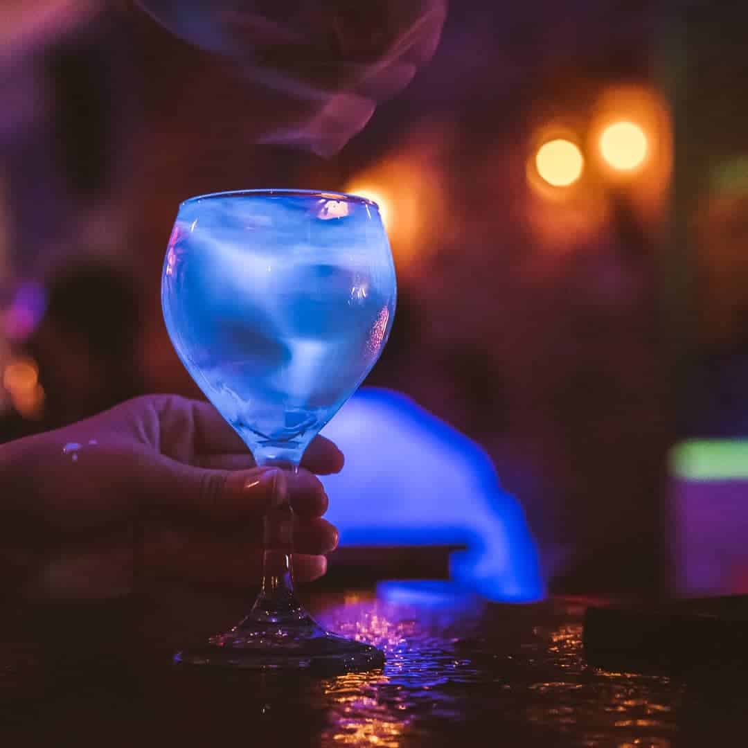 cóctel azul en Relic Bar Casco Viejo