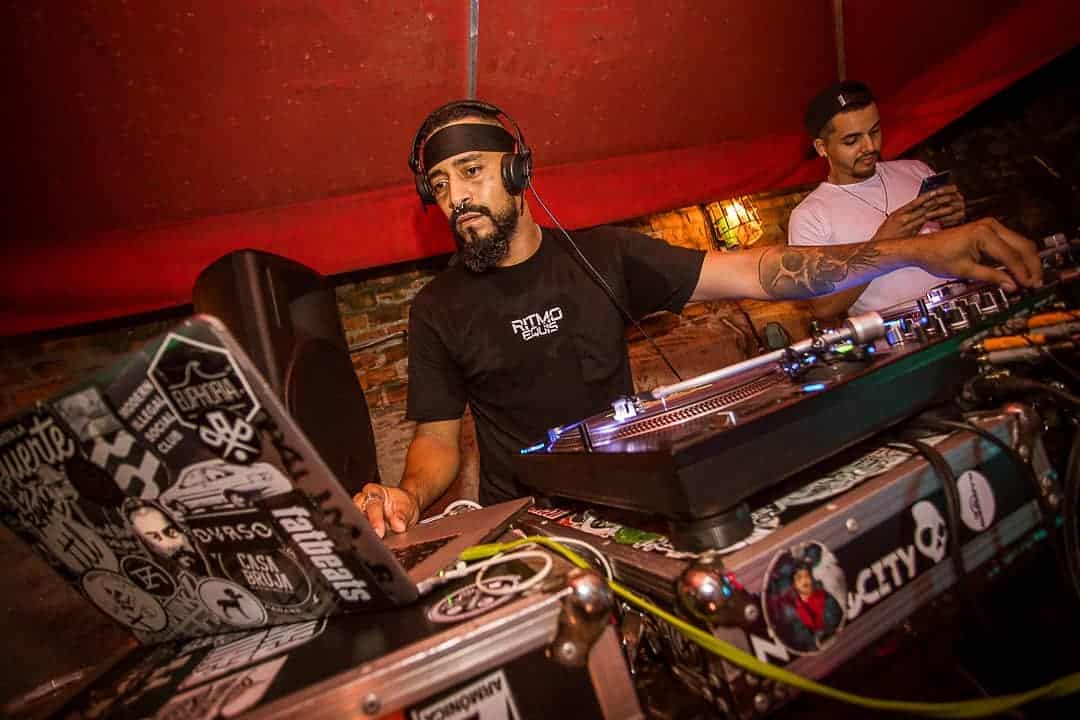 dj tocando en el Bar Relic en Casco Viejo