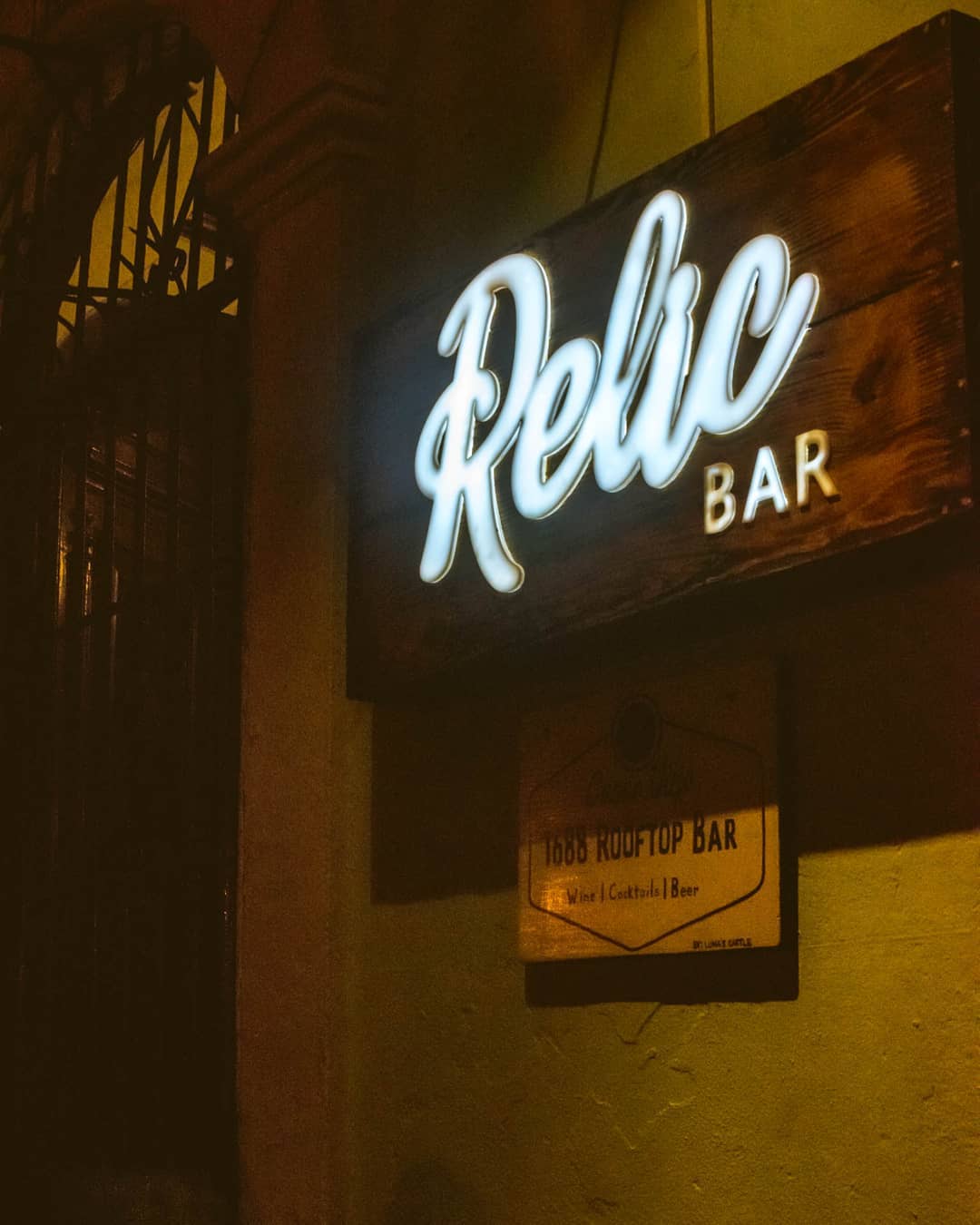 Letrero de el Bar Relic en Casco Viejo