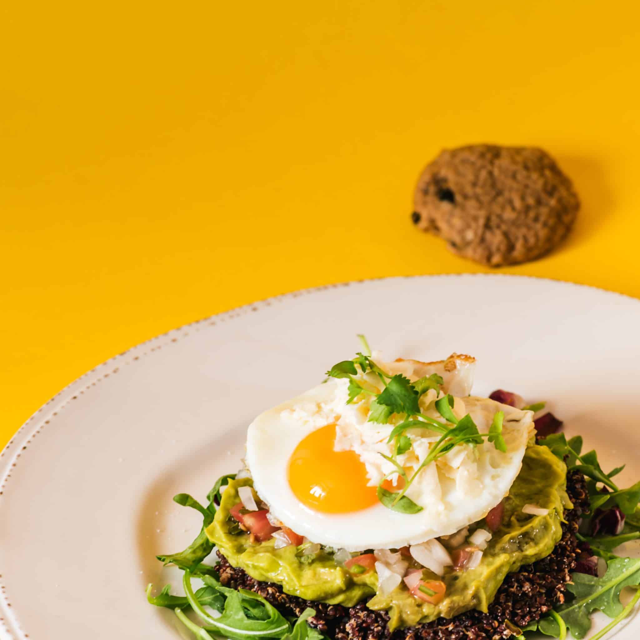 Huevos con quinua, guacamole y picadillo