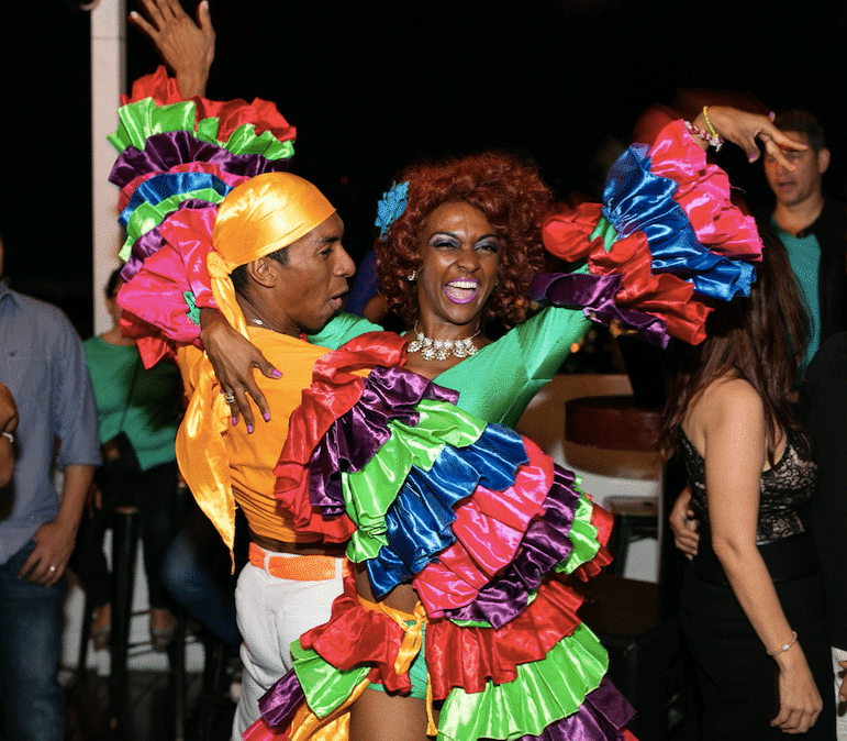 La noche latina tiene bailarines de salsa en Tantalo Rooftop Bar