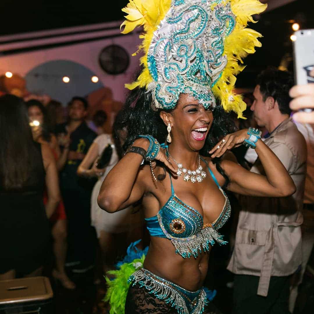 Bailarines de samba y carnaval en Tantalo Rooftop Bar