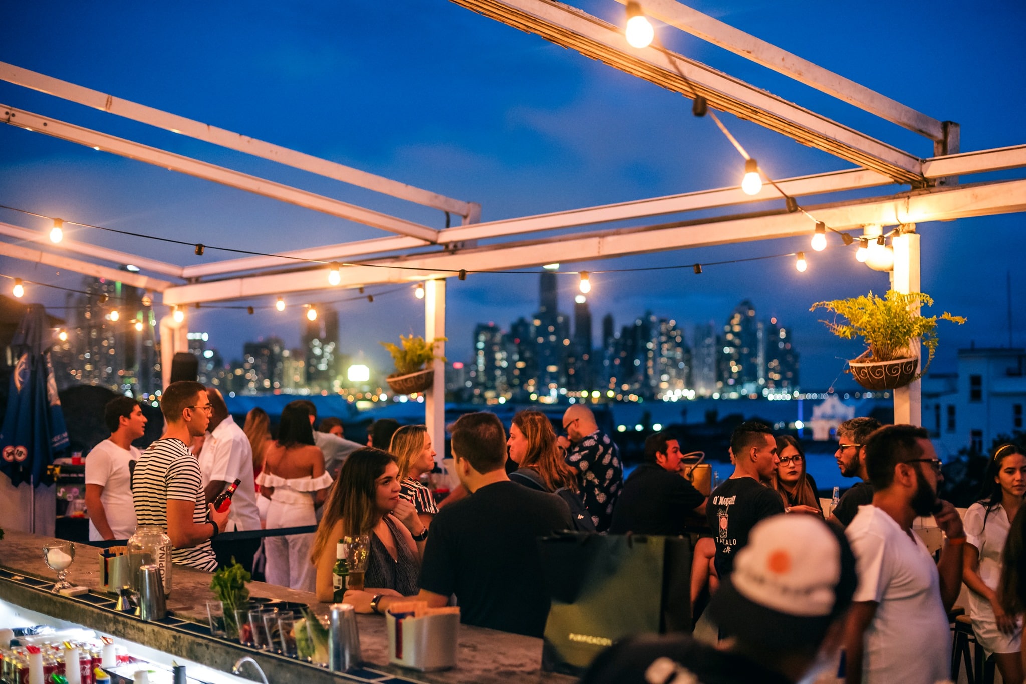 Gente disfrutando en Tantalo Rooftop Bar