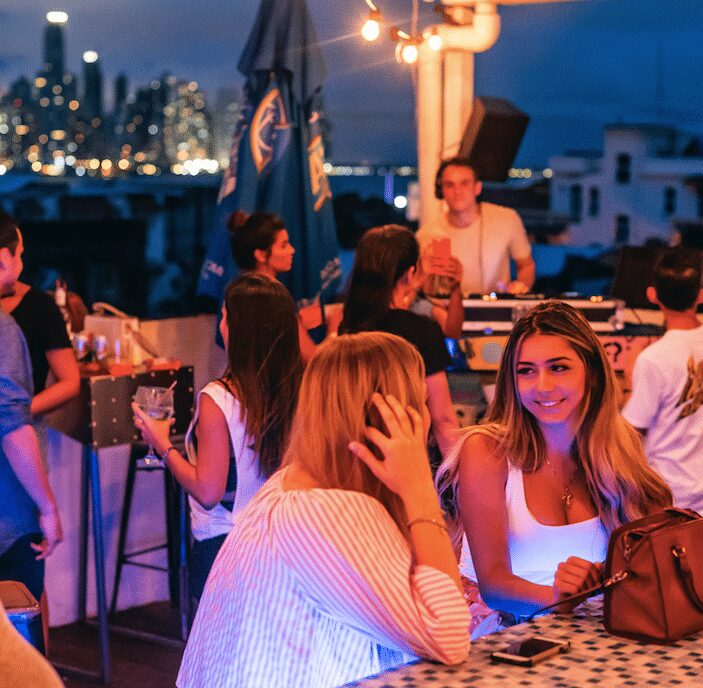 ¡Tantalo Rooftop Bar fue el primero de su tipo! Panama Casco Viejo Tantalo Rooftop Bar invitadas con DJ