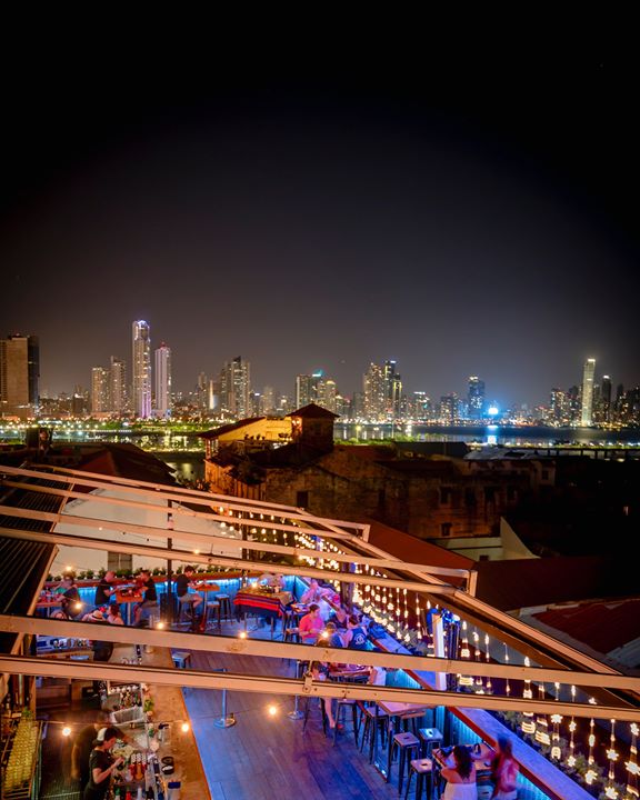 El horizonte de la ciudad de Panamá en la noche es una vista bastante impresionante.